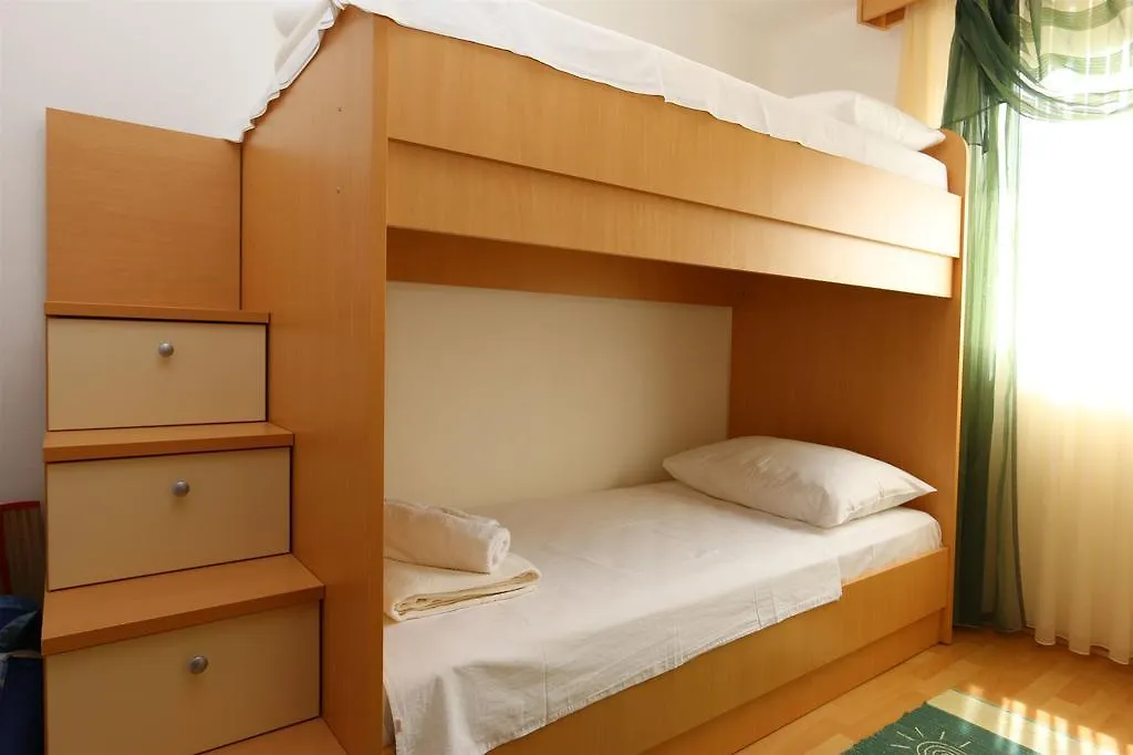 Apartment Bensak Klimno 0*,  Croatia